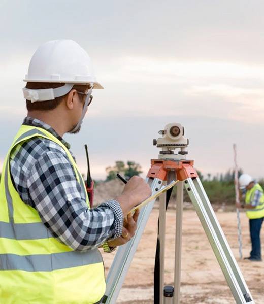Topógrafo realizando una medición topográfica